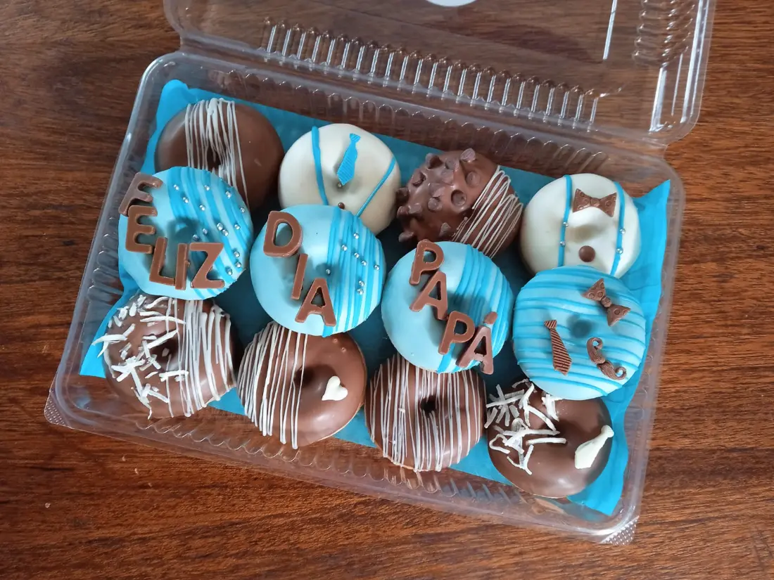 Caja de 12 mini donas celestes y de chocolate con la frase Feliz día papá