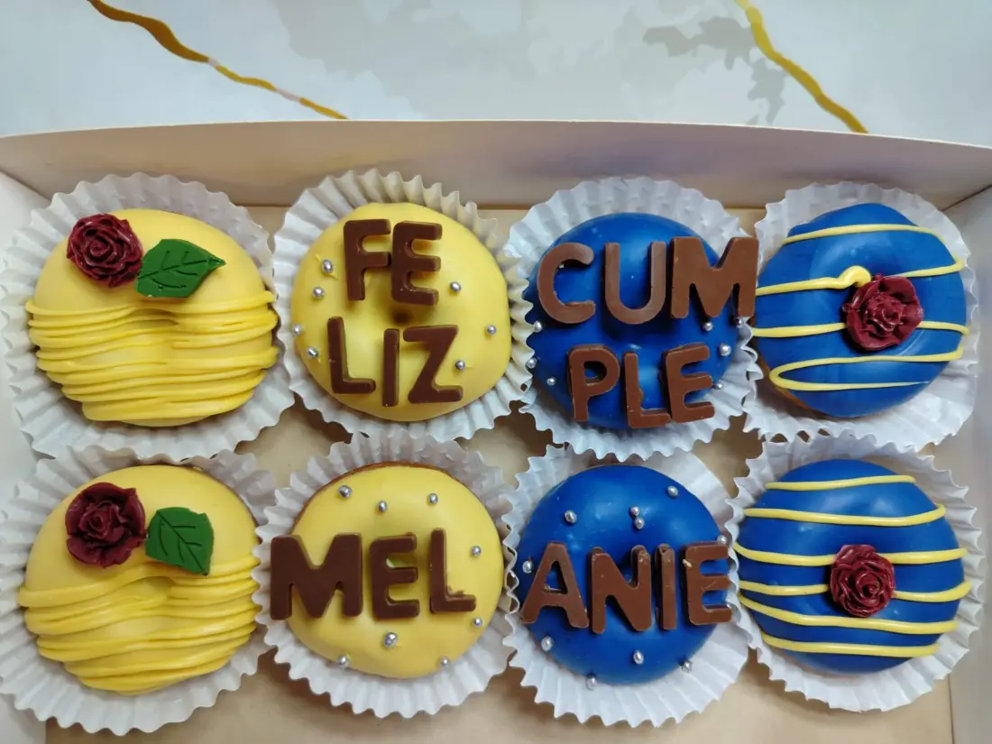 Caja de 8 mini donas amarillas y azules con la frase Feliz cumple Melanie